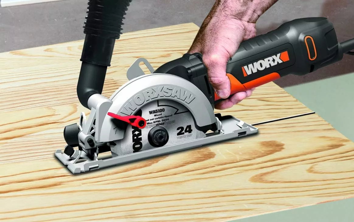 man using wx439 circular saw to cut a sheet of wood